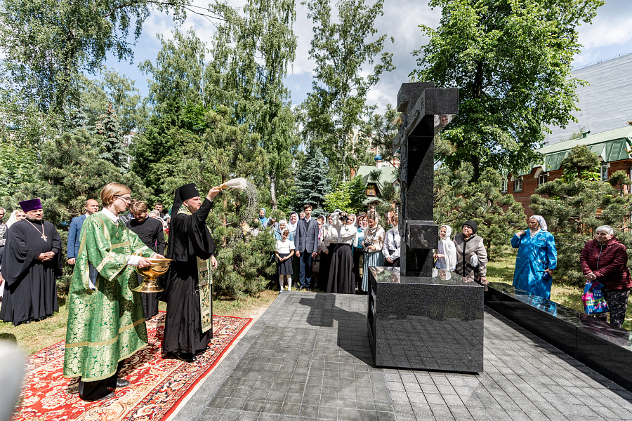 Божественная литургия в День Святого Духа в Троицком храме в Наташине города Люберцы